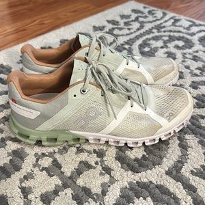 On Cloud Cloudflow Green and White